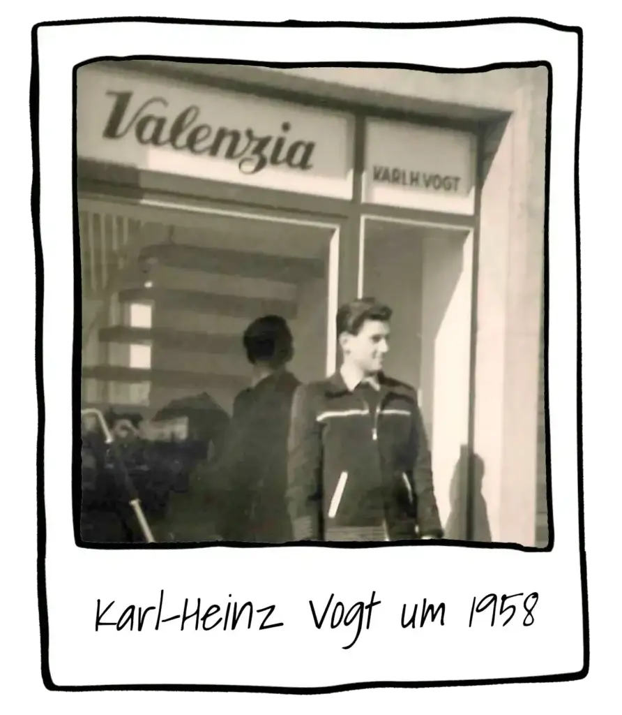 Karl-Heinz Vogt um 1958 vor dem Ladengeschäft VALENZIA